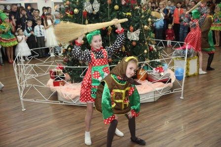 Новогоднее представление (2014-2015гг). Массовка возле елочки с феей Драже, Дедом Морозом и Снегурочкой. Парад волшебных сказок.